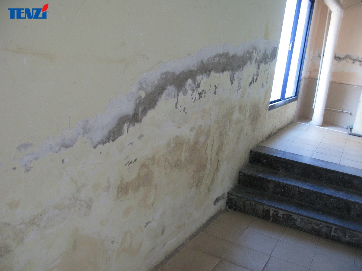 Để chống thấm cho tường nhà cũ thì bước đầu chúng ta luôn cần làm sạch bề mặt tường.